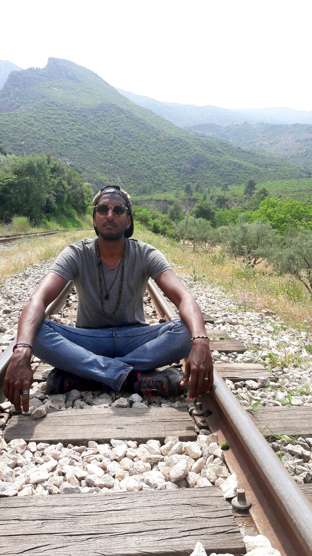 au milieu des rails des gorges de vouraïkos