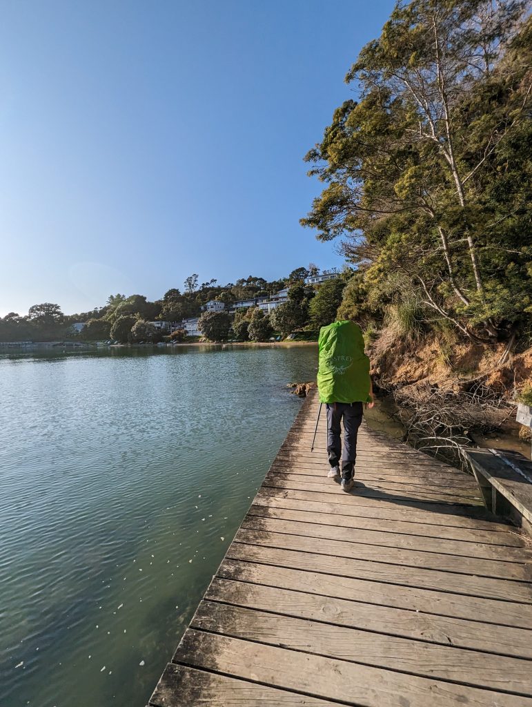Longer la baie de Pahia 