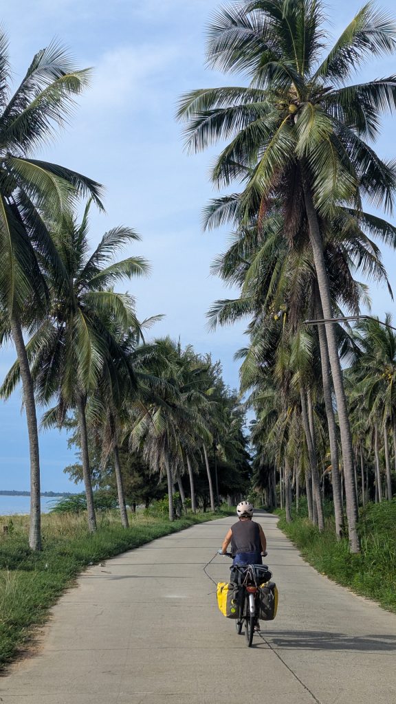À vélo sur les routes du littoral au sud de la Thaïlande 